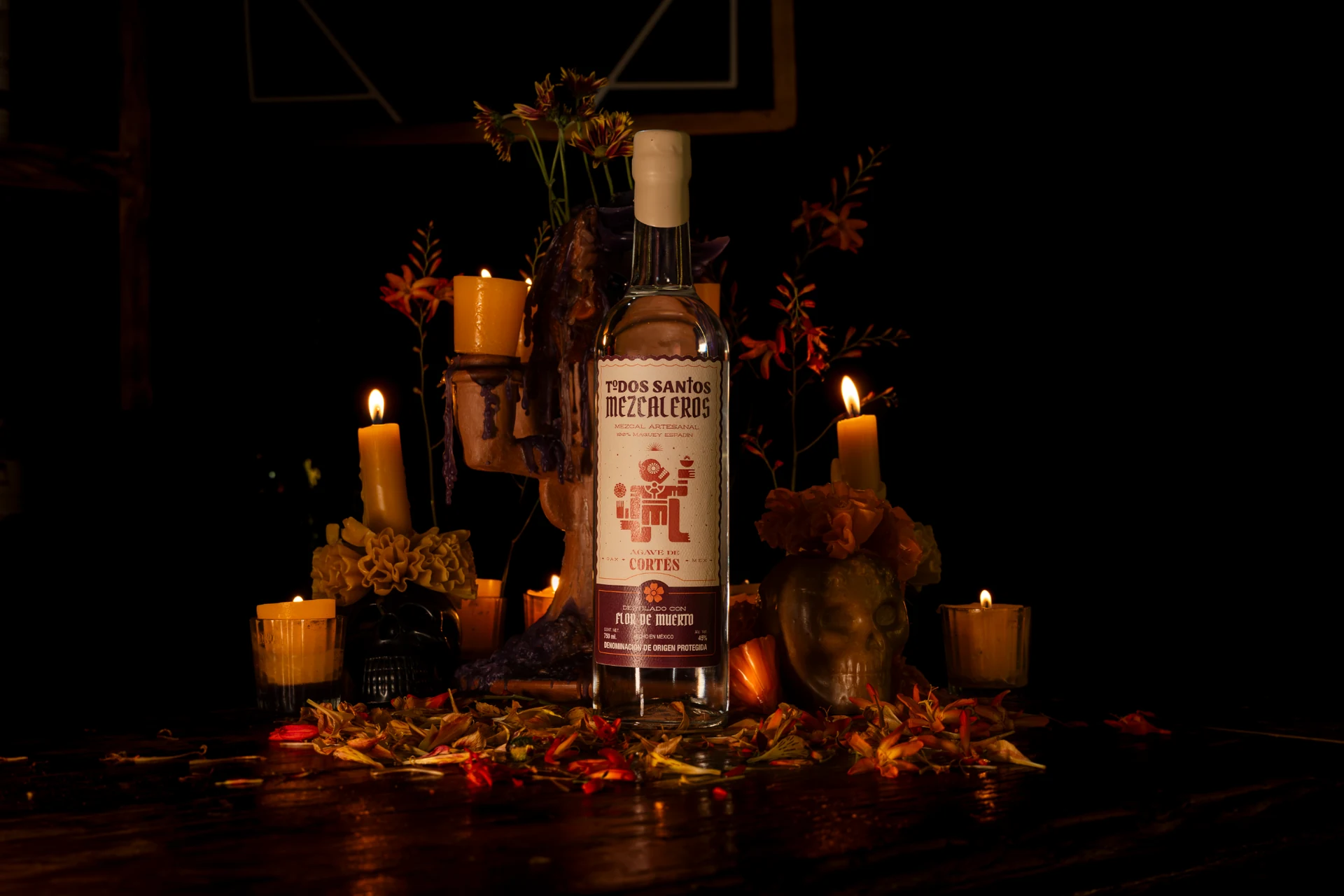 Botella de Todos Santos Mezcaleros en una ofrenda con velas